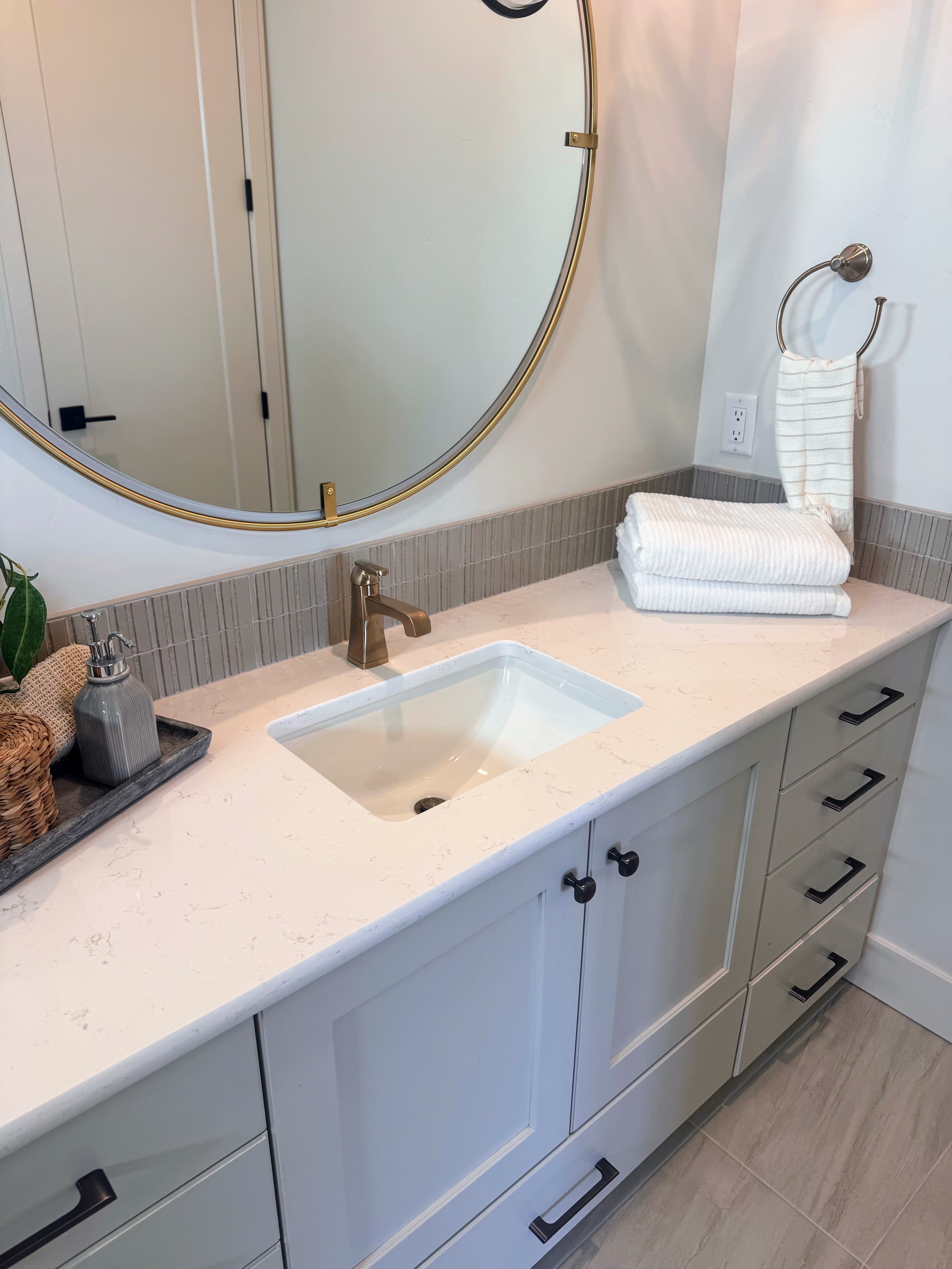 Quartz Vanity with Round Mirror